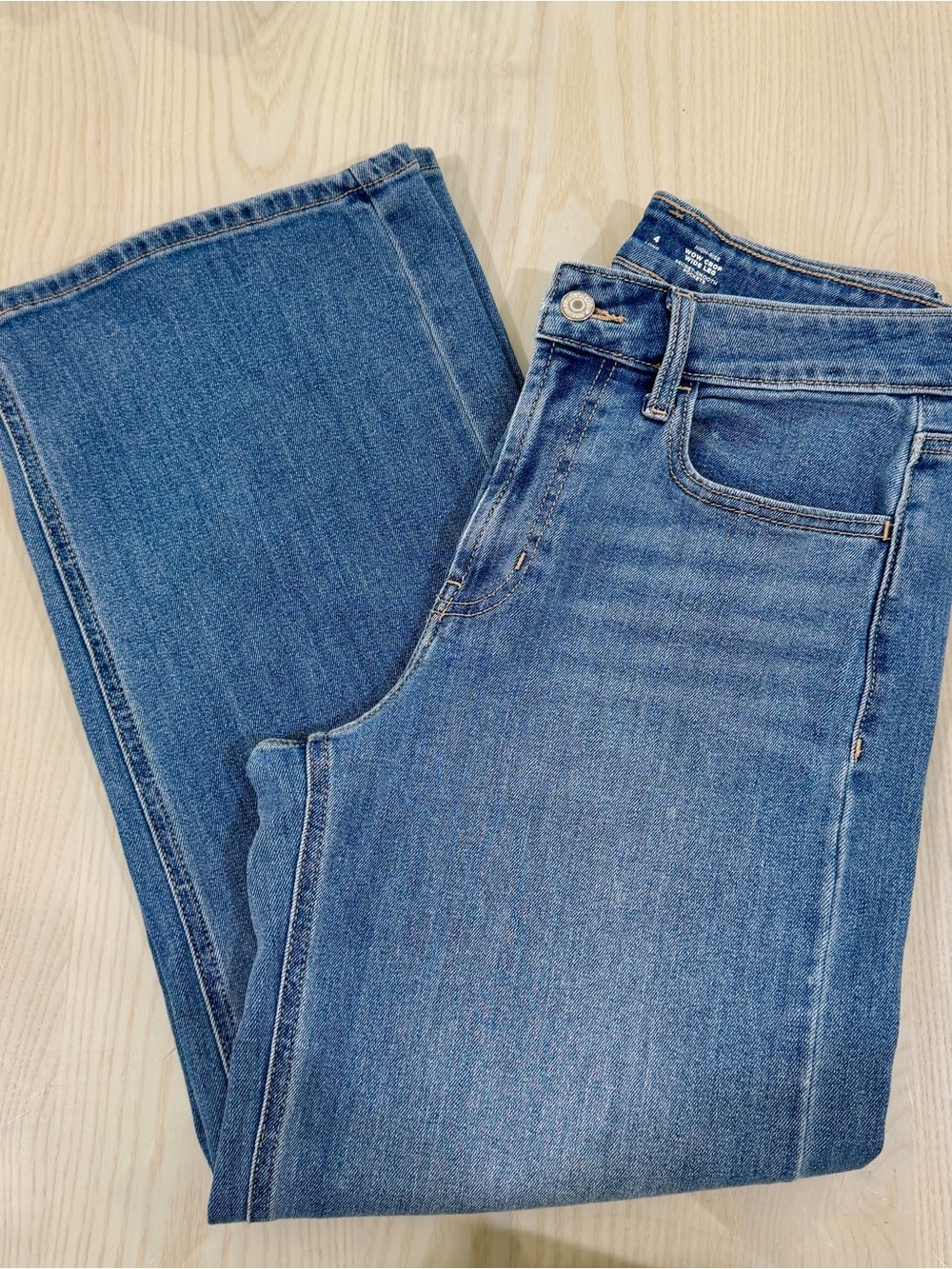 Old Navy High Waisted WOW Crop Wide-Leg Jeans 4 Long faded medium wash LIKE NEW - Picture 2 of 7